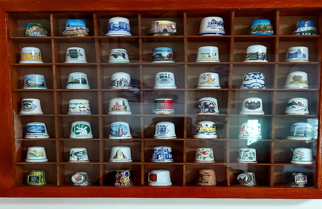 Souvenirs thumb pins